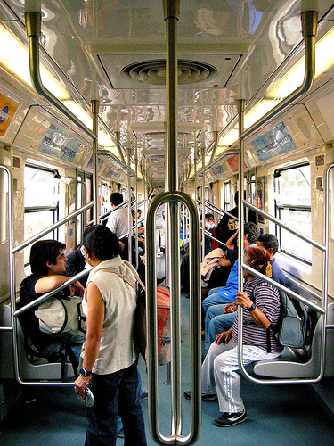 vagon de metro con personas de pie